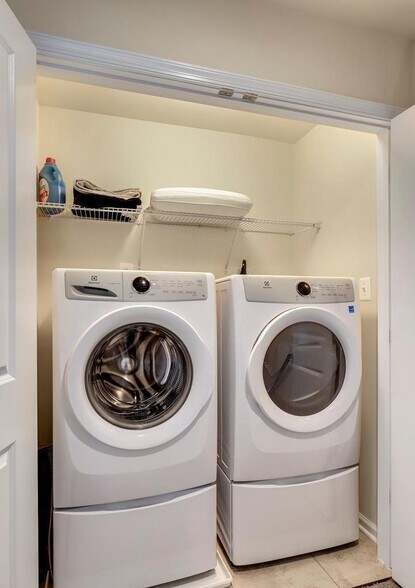 Building Photo - 8355 Daydream Cres