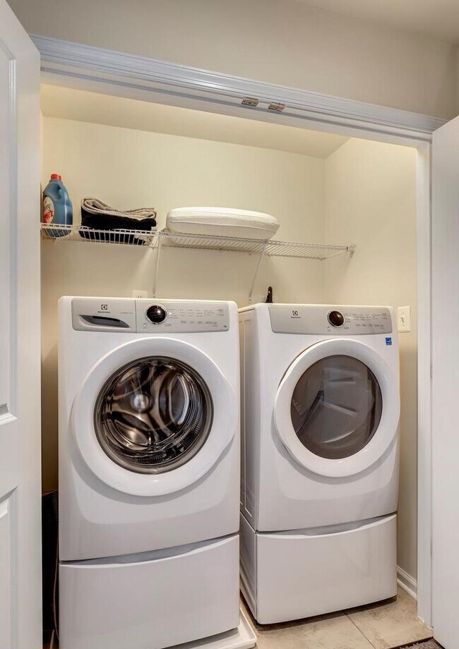 Building Photo - 8355 Daydream Cres