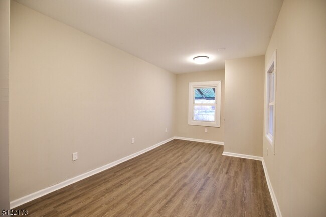 Building Photo - 374 E Westfield Ave
