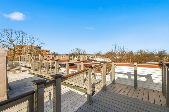 Building Photo - Spacious 1BR/1BA in Fabulous Cathedral Heights neighborhood!