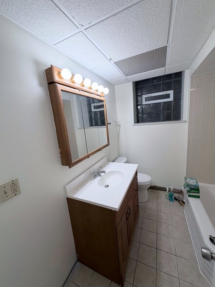 Building Photo - 3414 N Ridgeway Ave