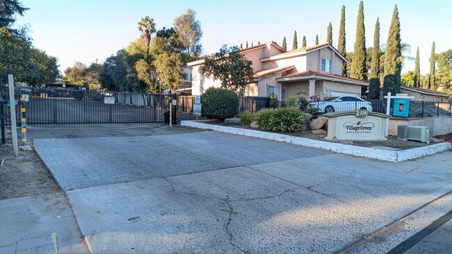 Building Photo - Refreshed condo in Gated Community