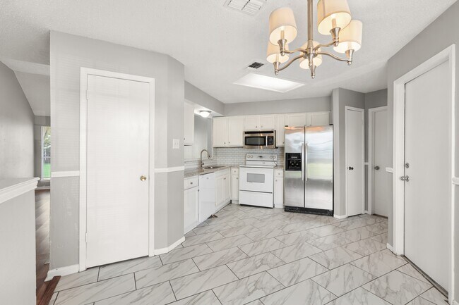 Building Photo - 2220 Spruce Dr