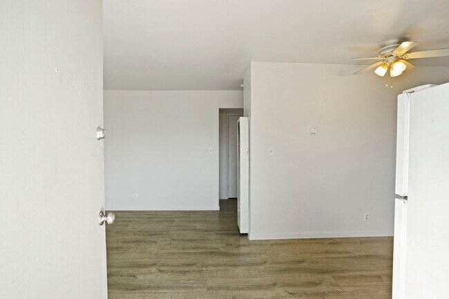 Primary Photo - 111 N Walnut Ave