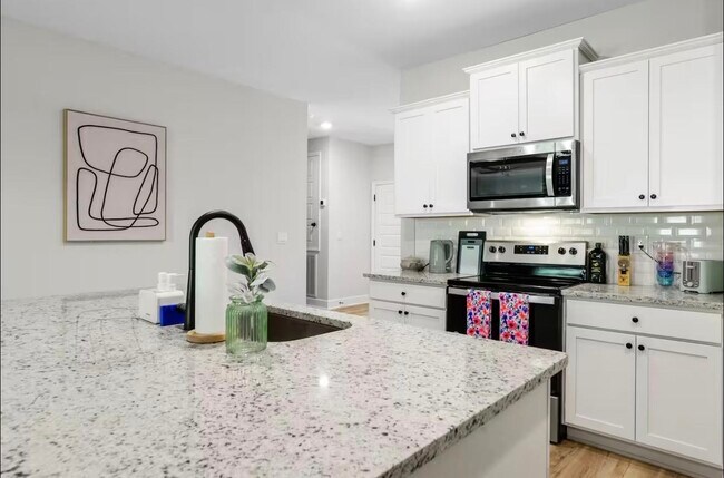 Building Photo - 2047 Hansel Hl Dr