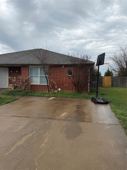 Building Photo - 609 Kings Way Dr