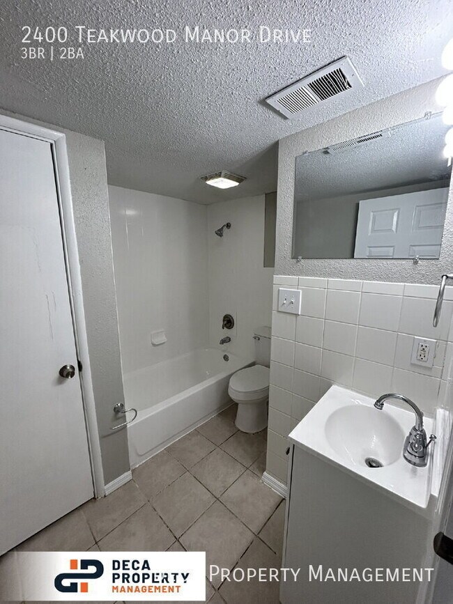 Building Photo - 2400 Teakwood Manor Dr