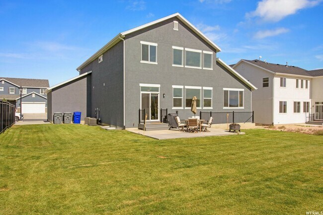 Building Photo - Stunning Home Right on the Golf Course!