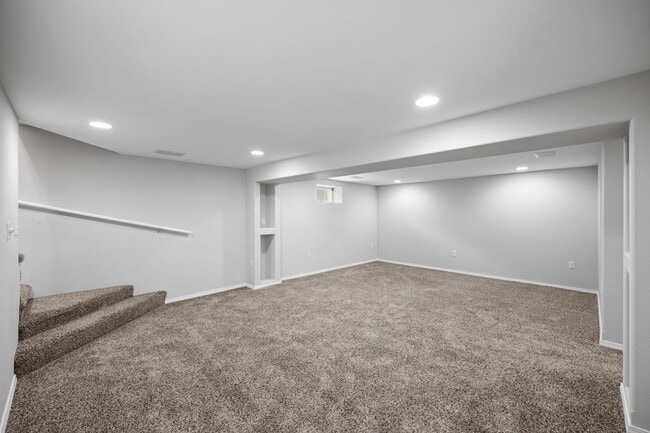 Building Photo - 5 Bedroom Northeast Spokane Home! - Availa...