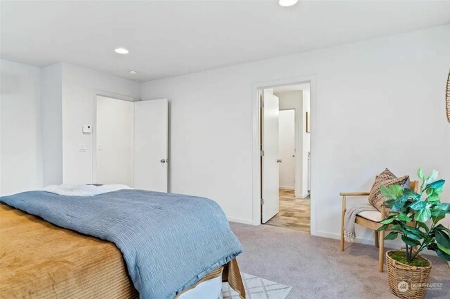 Building Photo - 8412 55th Pl NE