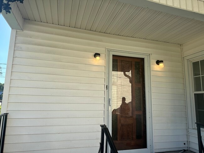 Building Photo - 1107 Markham Ave