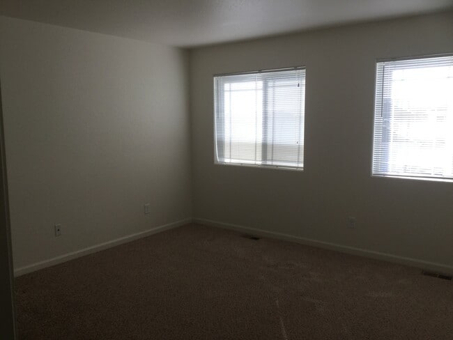 Building Photo - 3 BEDROOM 2.5 BATHROOM SADDLE RIDGE TOWNHOUSE
