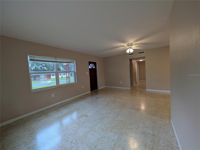 Building Photo - 208 Oakwood Dr