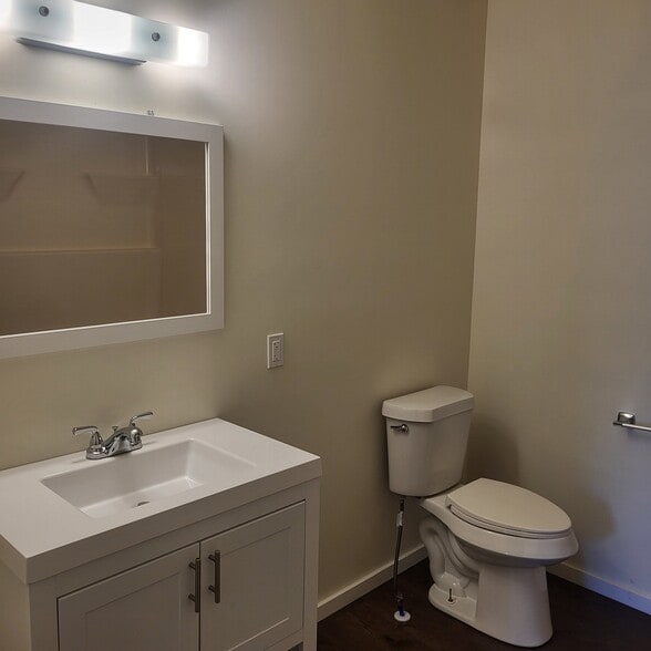 Building Photo - 968 Chicago Ave