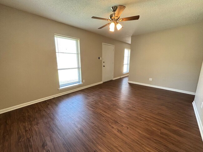 Building Photo - 3 Bedroom and 2 Bath