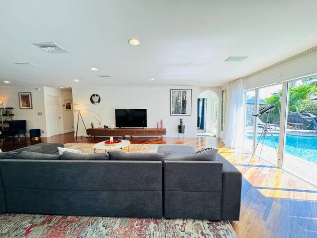 Building Photo - 1728 NE 40th St