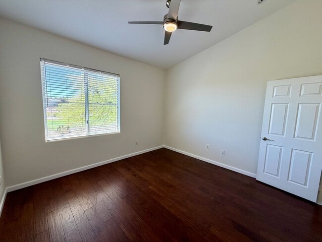 Building Photo - Close to shopping and easy access to Freeway!!!