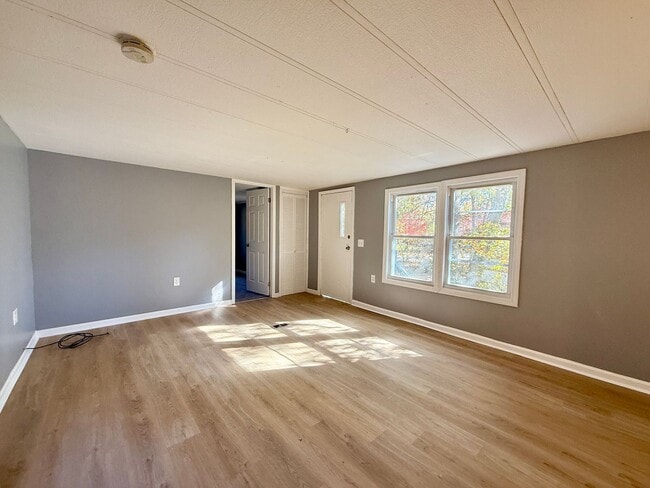 Building Photo - Spacious 2 bed, 1.5 bath Home FOR RENT in Commercial Twp $1400