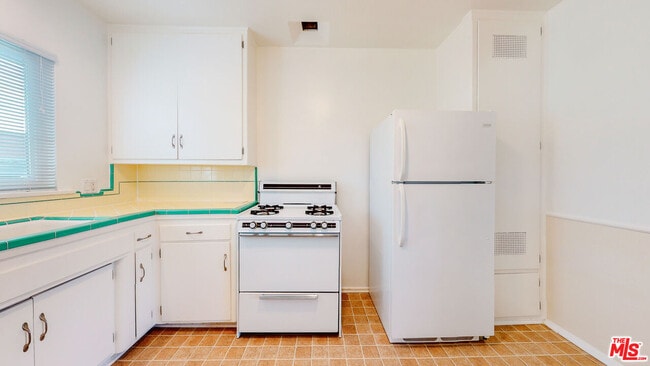 Building Photo - 11284 Montana Ave