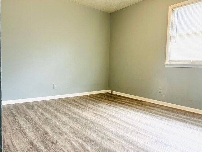 Building Photo - Adorable Duplex