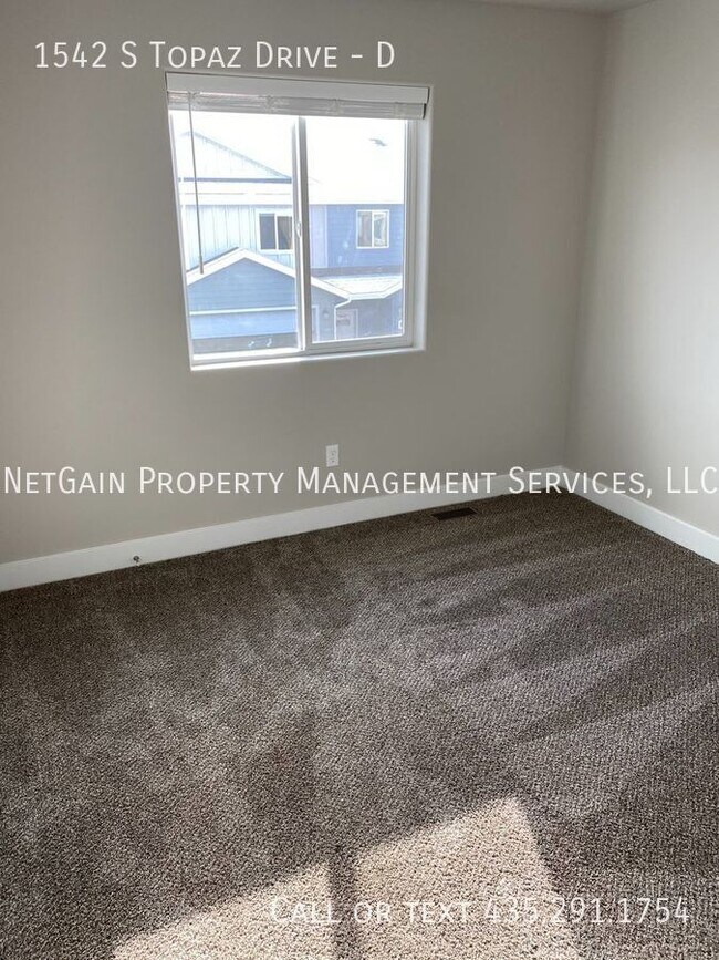 Building Photo - 1542 S W Topaz Dr