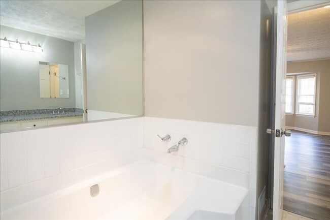 Building Photo - Spacious 3/2 Ranch Home w/ 2 Car Garage in Quiet Neighborhood