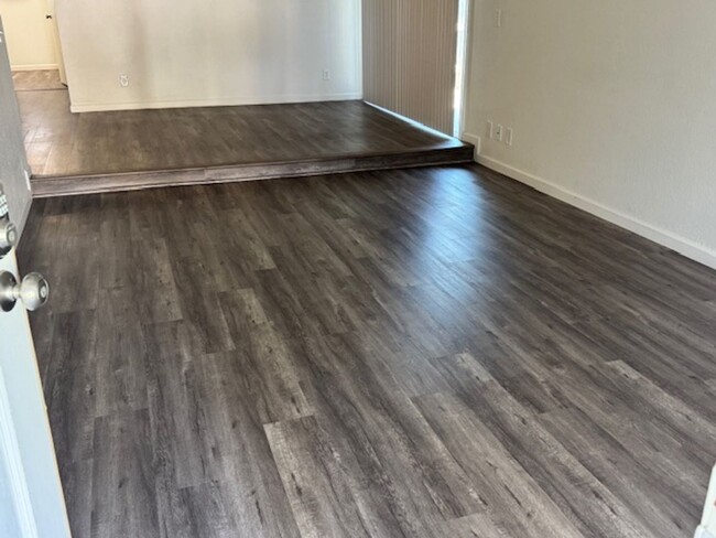 Building Photo - Updated 2 Bed / 1 Bath Duplex in Orangeval...