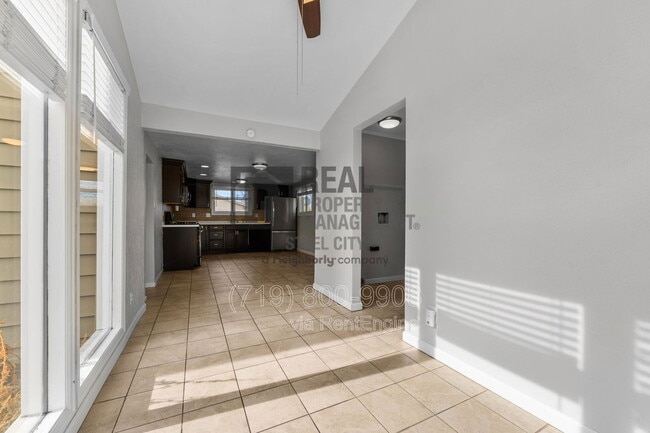 Building Photo - 903 W 15th St