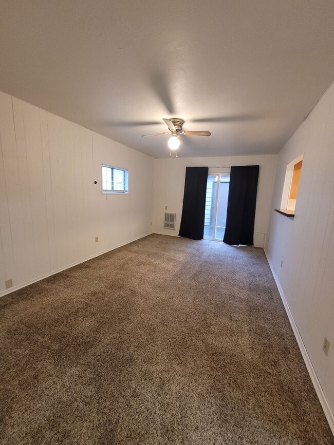 Building Photo - FREE DECEMBER RENT - New Interior Paint/ 1637 Sq Ft