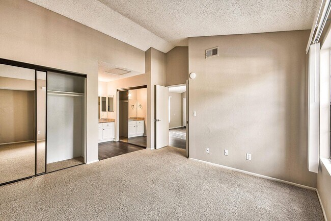 Building Photo - Oak Tree Court Apartment Homes