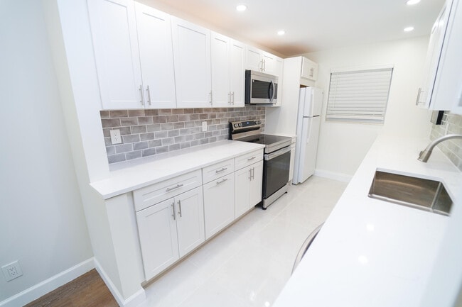 Building Photo - 2660 SW 22nd Ave