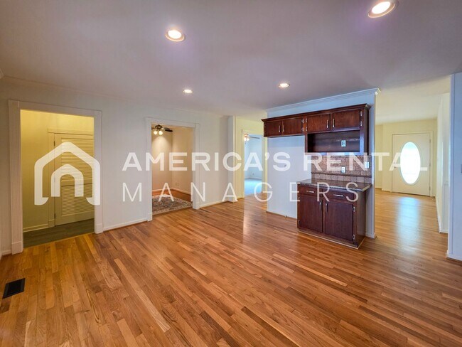 Building Photo - Newly Renovated and Ready for Move In!