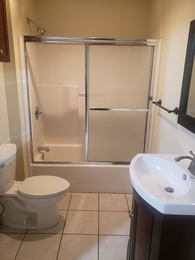 Building Photo - Large Unique House in Milwaukie with Big F...