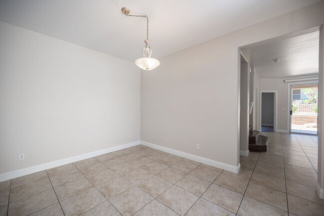 Building Photo - Beautiful 4 Bedroom 2.5 bath Home in the Southwest!