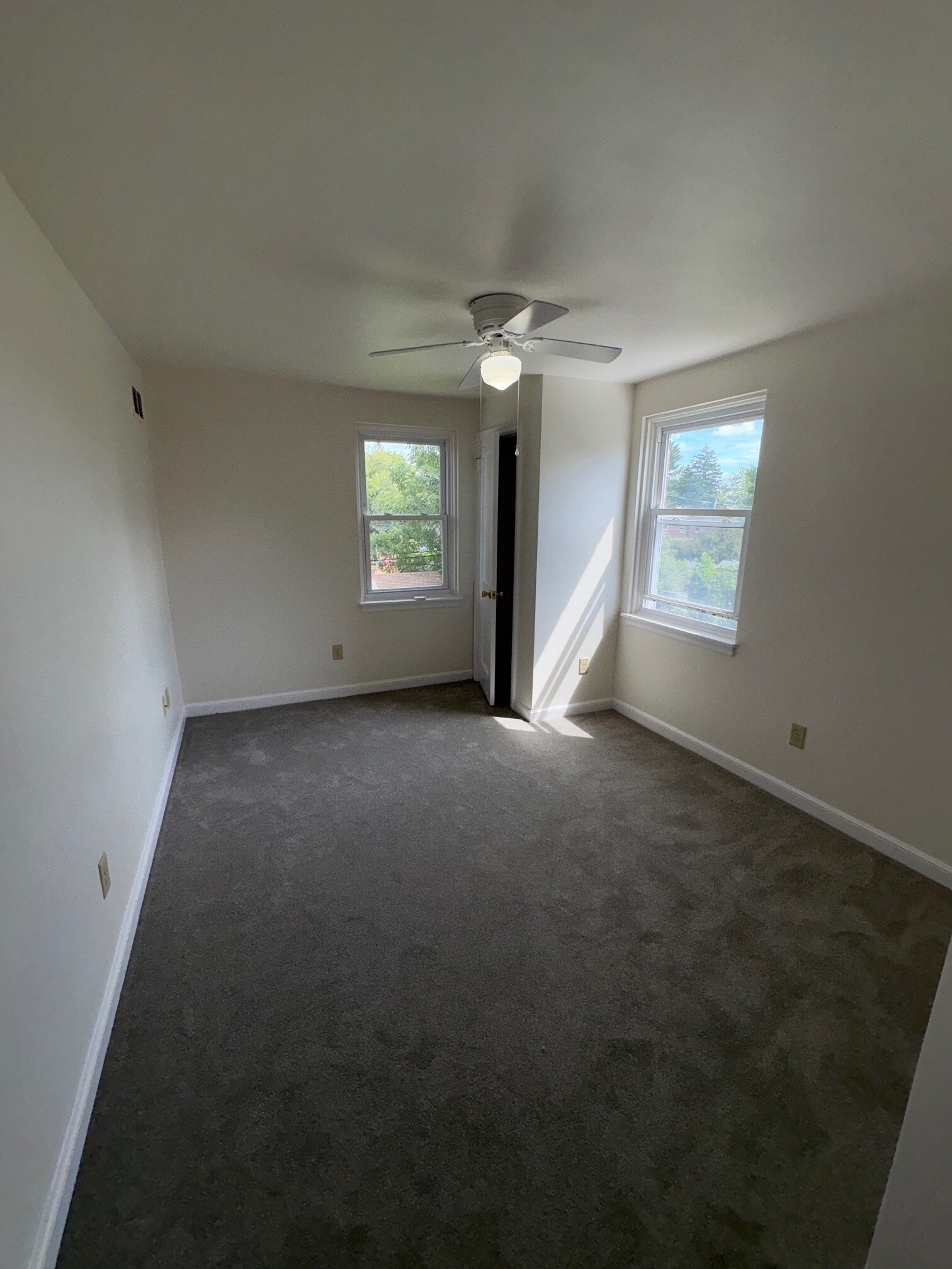 Building Photo - 1123 Elm Ave