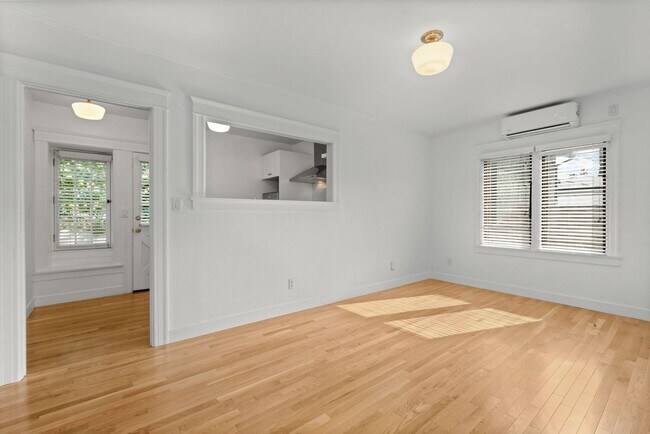 Building Photo - Adorable 1 bed / 1 bath Stand-Alone Bungalow in the Heart of Echo Park with Laundry & Parking