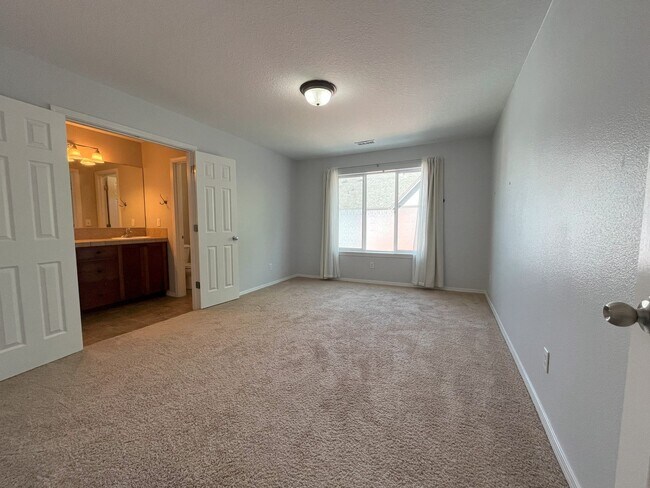 Building Photo - Charming 3-Bedroom Home with Open Layout, ...
