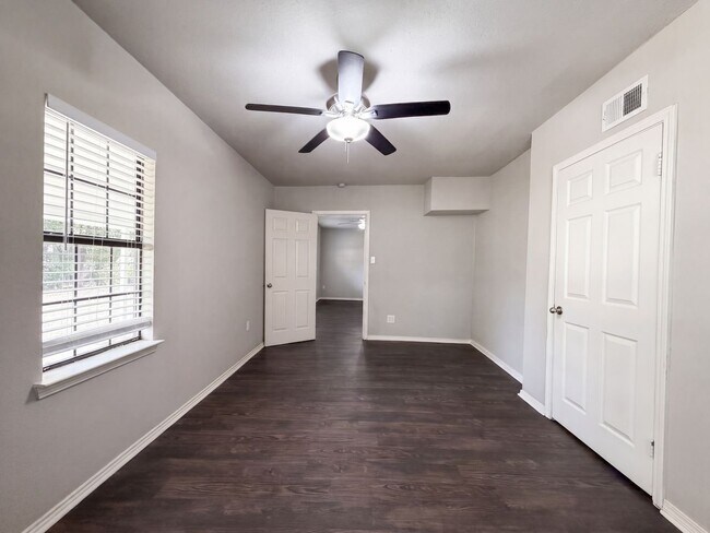 Building Photo - 330 E Coral Way