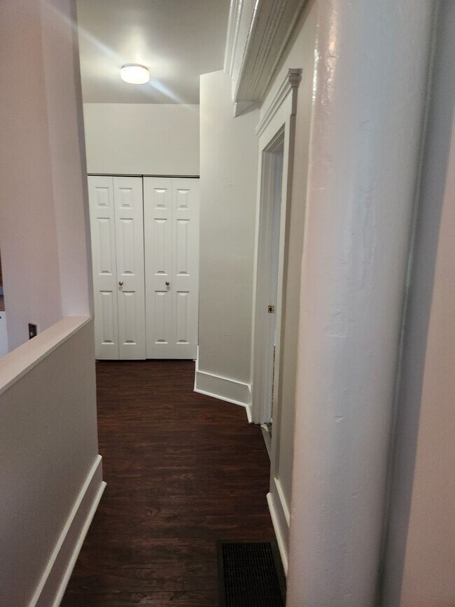Building Photo - Light and Airy 2 bedroom 1 bathroom apartm...