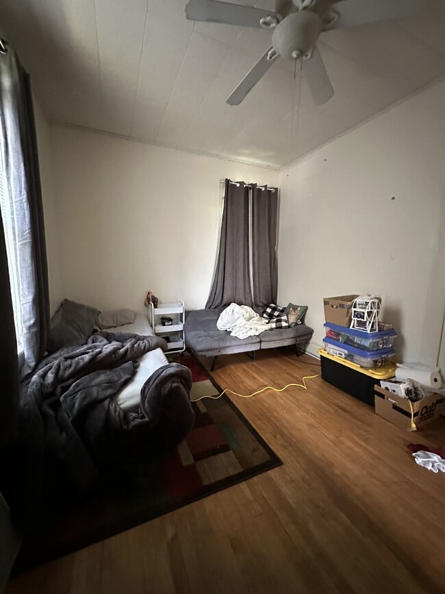 Building Photo - 3 bed 1 bath close to UWEC and Water St! Available June 1st