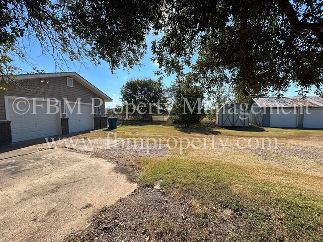 Building Photo - 4205 W Park Row Blvd