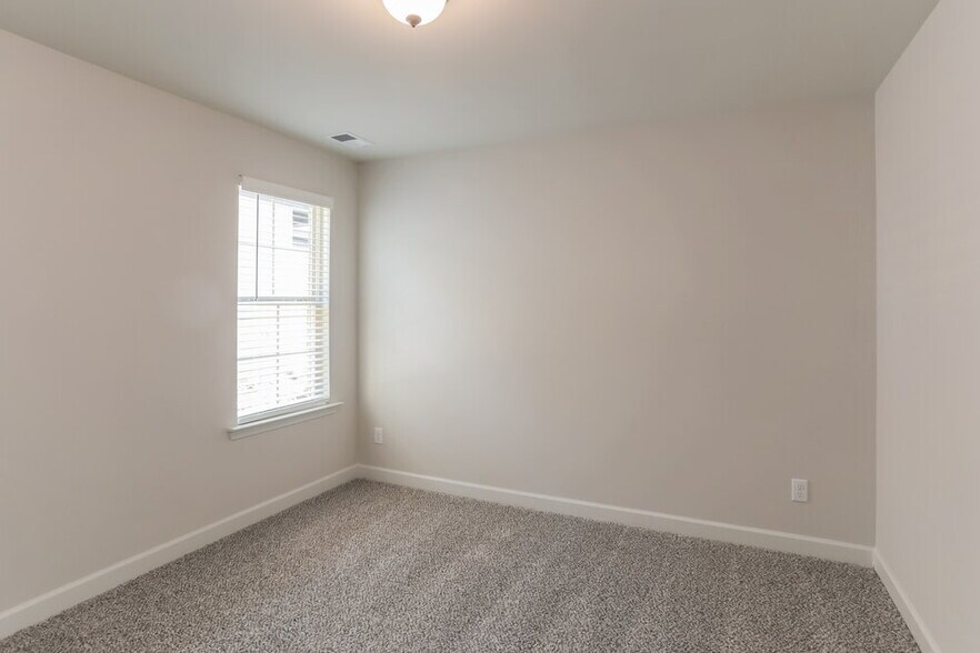 Building Photo - 1415 Chase Cv