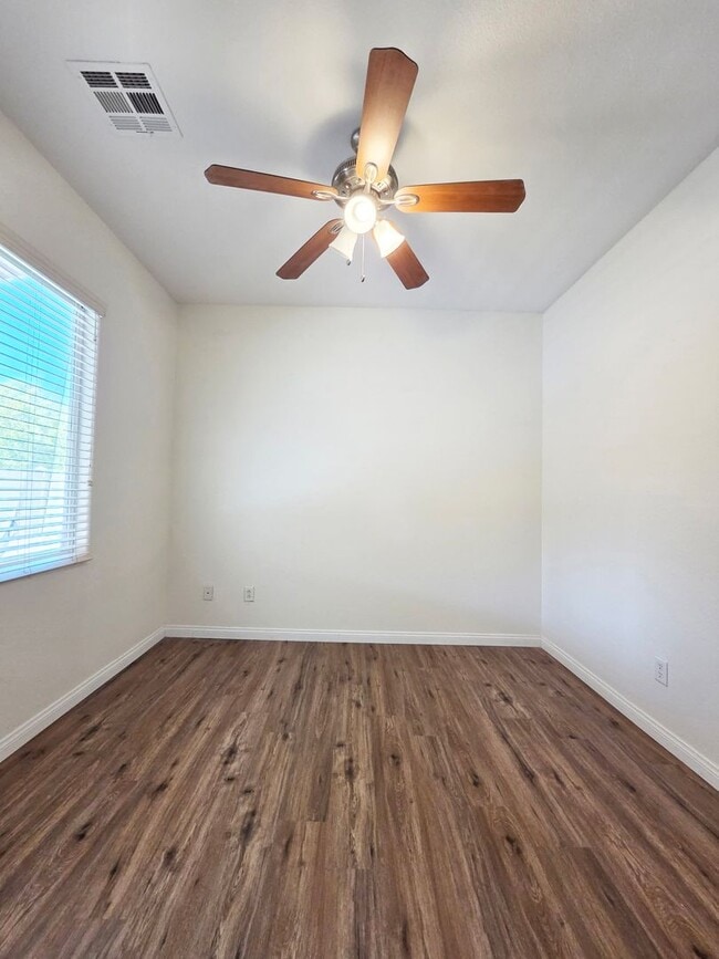 Building Photo - Spacious 4 Bed Home with Loft & 3-Car Garage