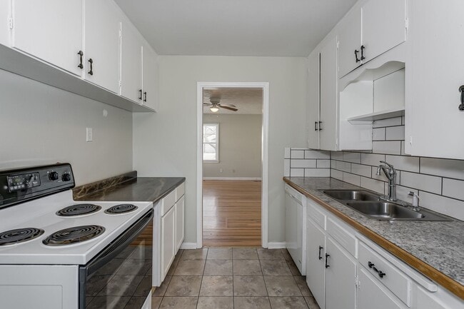 Building Photo - 2 Bed 2 Bath with Basement!