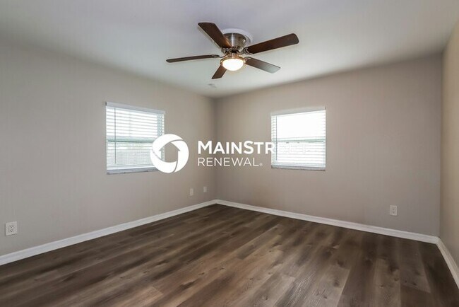 Building Photo - 3 Bedroom Pet-Friendly Home in ST PETERSBURG, FL with Main Street Renewal