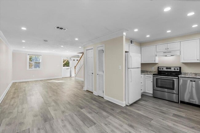 Building Photo - 8 Captain Cook Ln