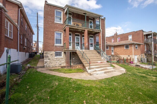 Building Photo - Charming Renovation in the HEART of DOGTOWN!