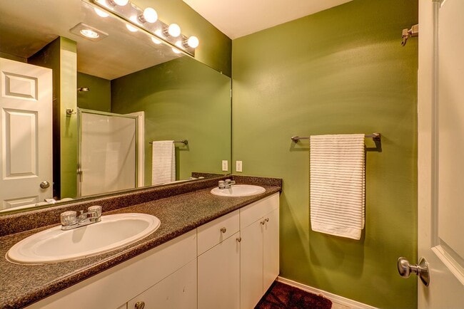 Building Photo - Lynnwood Townhome