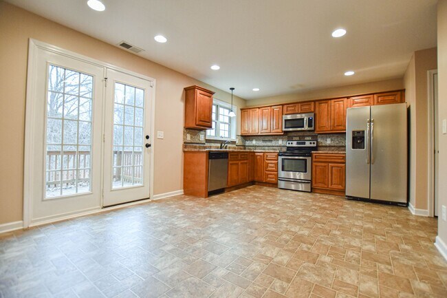 Building Photo - Pet Friendly Three Bedroom!