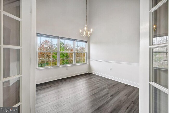 Building Photo - 6520 Lake Park Dr